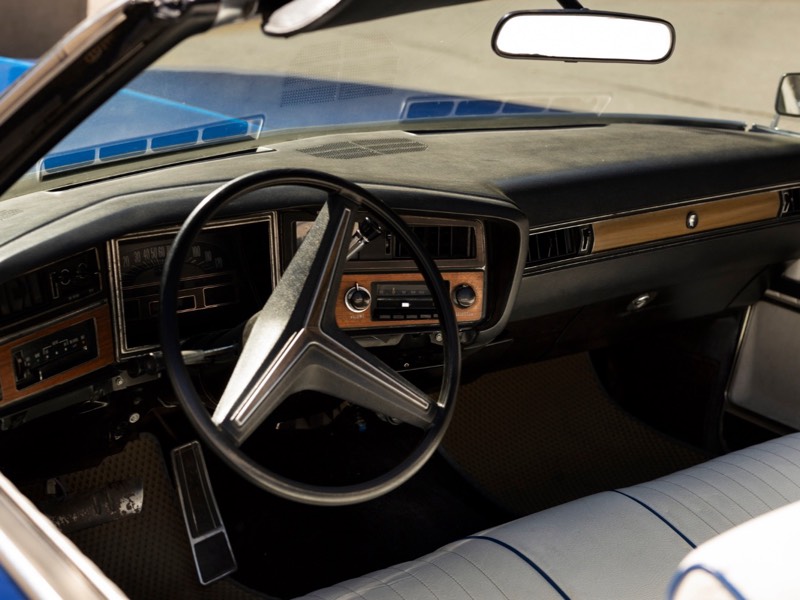 Cockpit eines US-Klassikers der 1970er mit Holzdekor und Radio